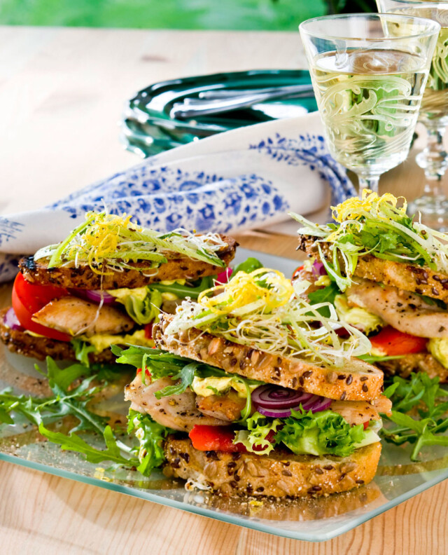 Kyllingtoast med karridressing Kyllingtoast med karridressing